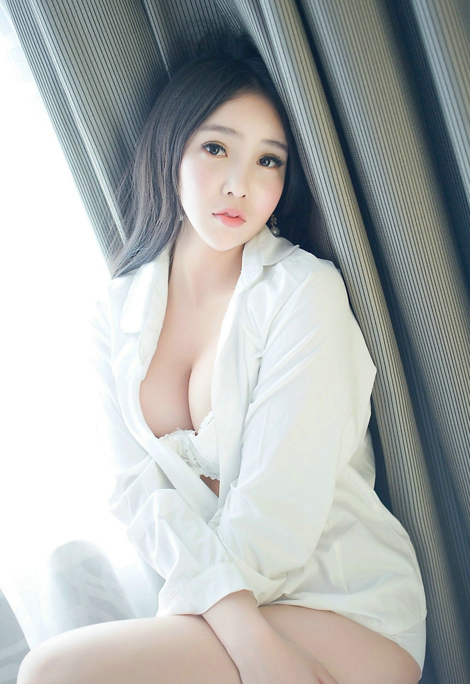 艾弥妩媚女神气质白色内衣美乳写真