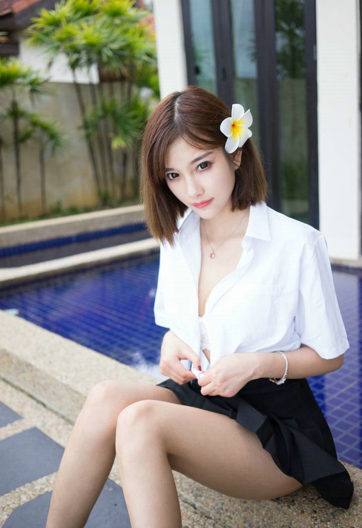短发性感女孩清纯内衣迷人身姿阳光写真