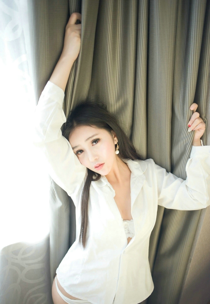 艾弥妩媚女神气质白色内衣美乳写真
