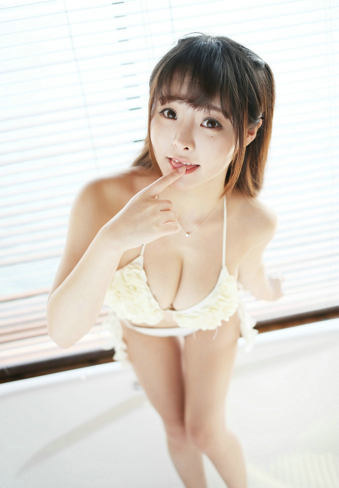 大胸妹柳侑绮气质性感比基尼写真