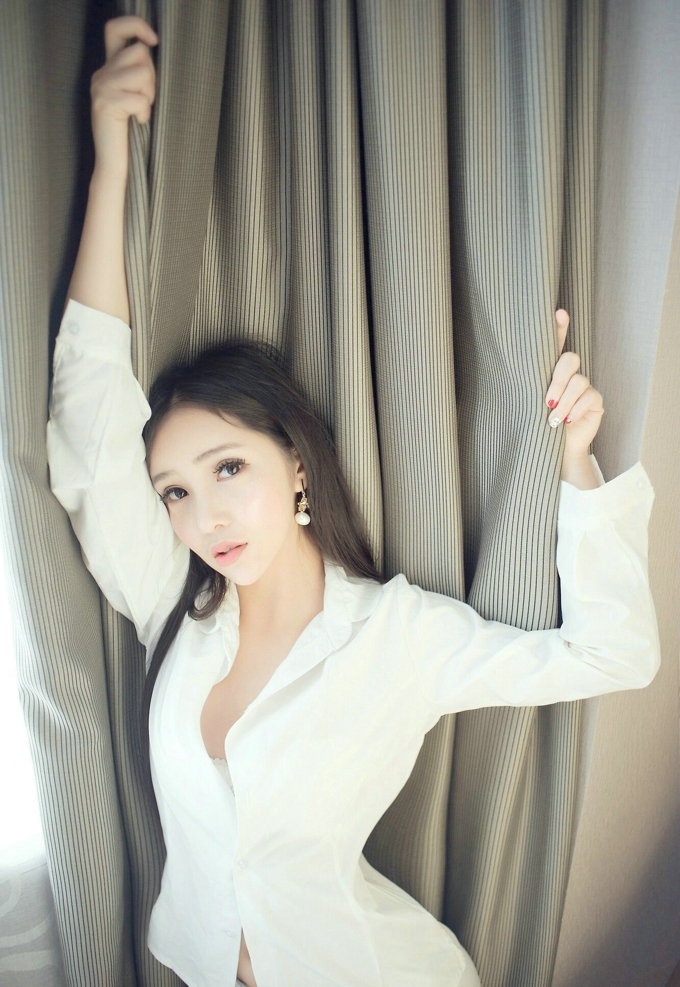 艾弥妩媚女神气质白色内衣美乳写真