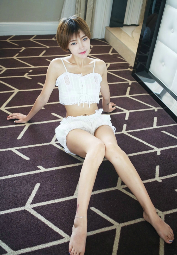短发美女性感气质迷人美乳写真