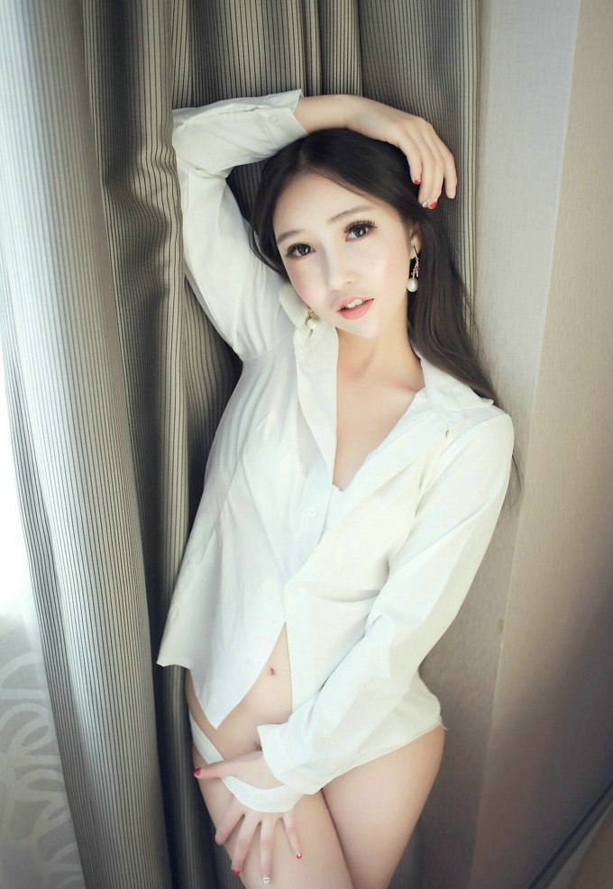 艾弥妩媚女神气质白色内衣美乳写真