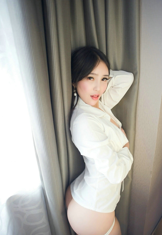 艾弥妩媚女神气质白色内衣美乳写真