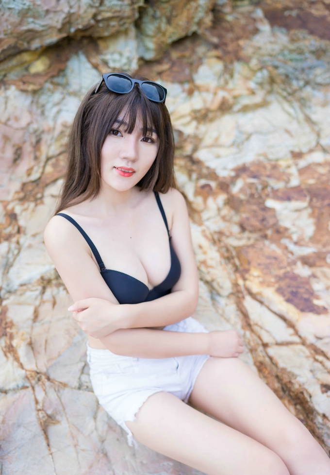 纤细美腿诱惑冷不丁气质风情丰润翘臀美乳撩人写真