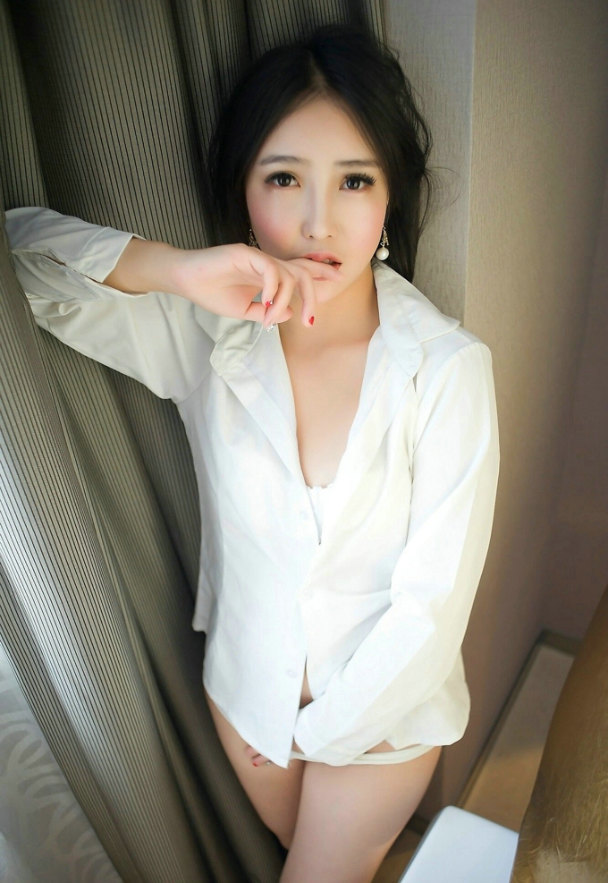 艾弥妩媚女神气质白色内衣美乳写真