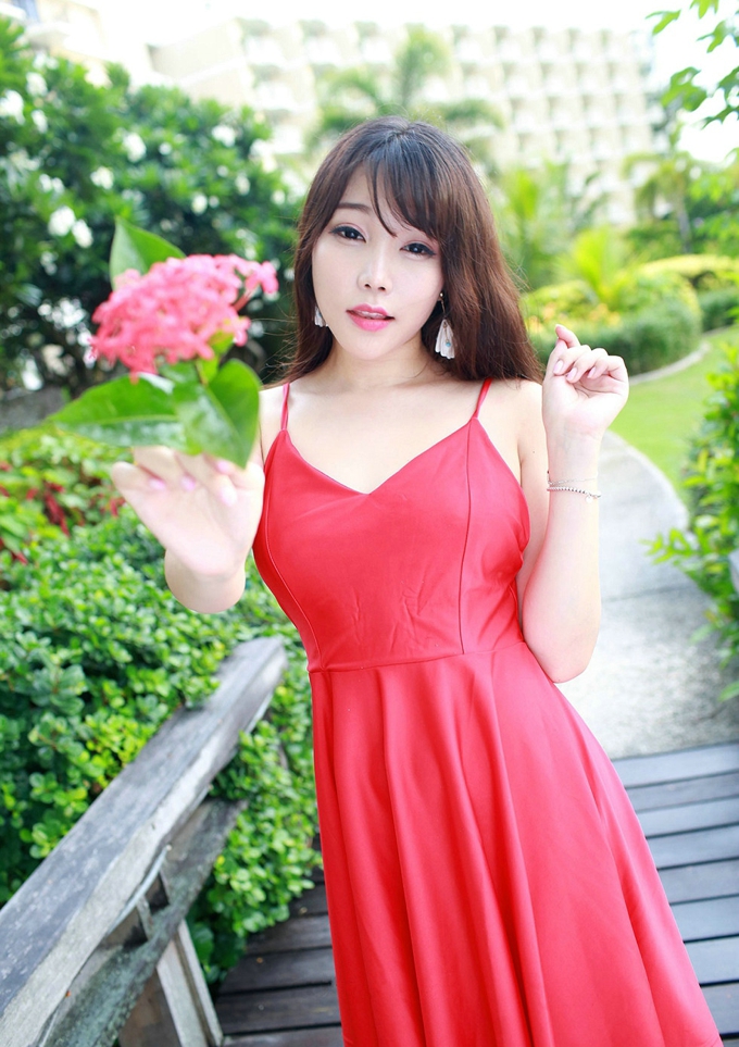 靓丽女神芝芝Booty红裙白皙肌肤诱惑迷人美腿气质妩媚妖娆写真