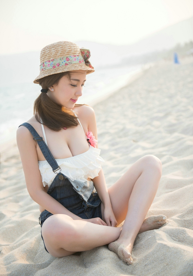 小潘鼠海边风情牛仔吊带装巨乳诱惑写真