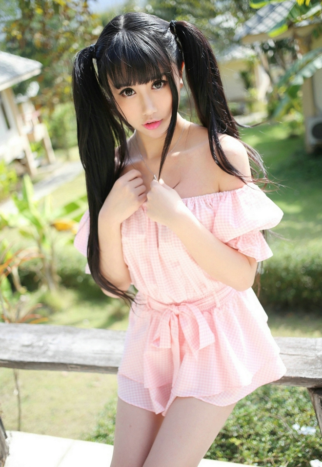 性感女孩杨晓青儿户外迷人大奶挑逗写真