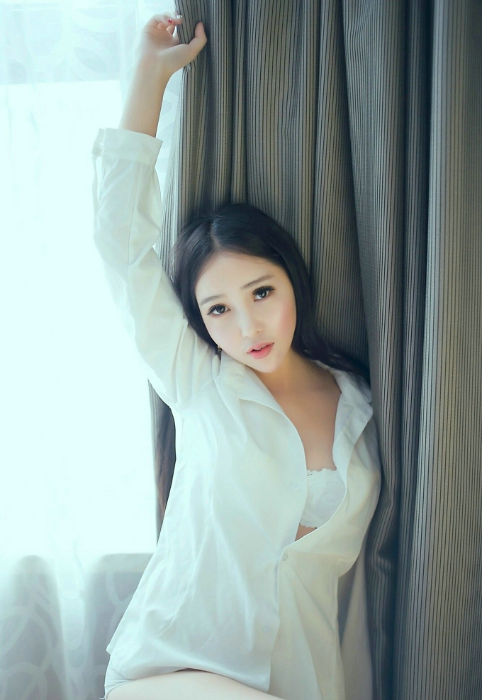 艾弥妩媚女神气质白色内衣美乳写真