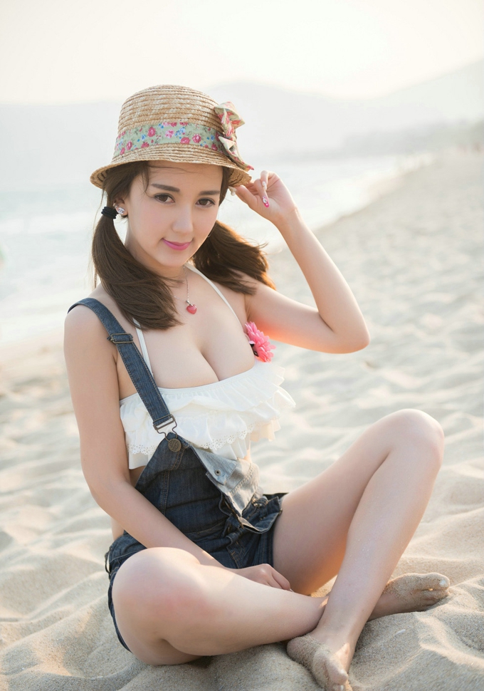 小潘鼠海边风情牛仔吊带装巨乳诱惑写真