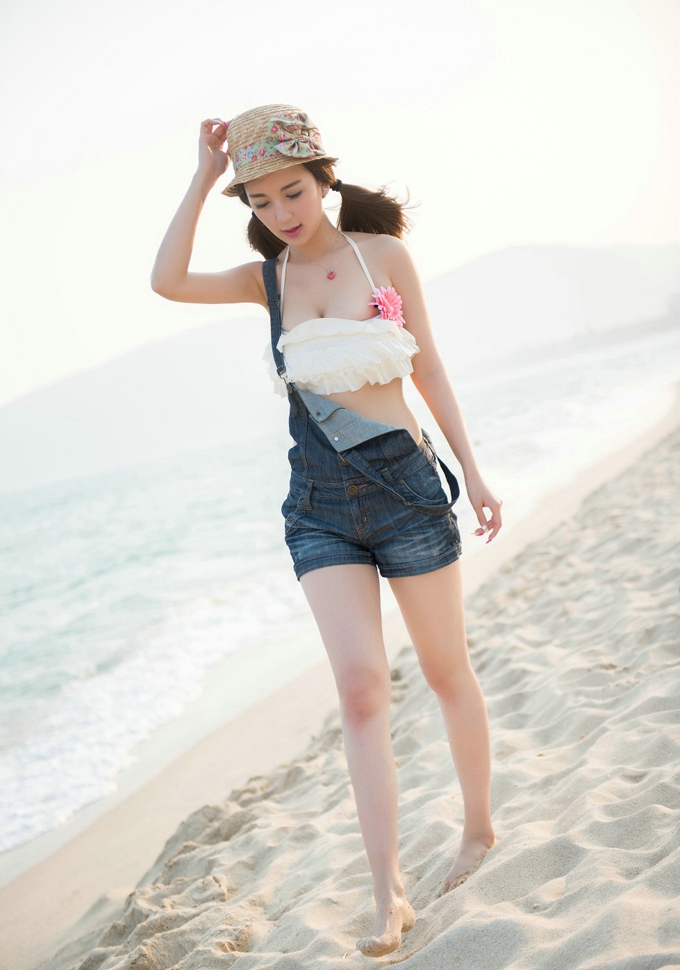 小潘鼠海边风情牛仔吊带装巨乳诱惑写真
