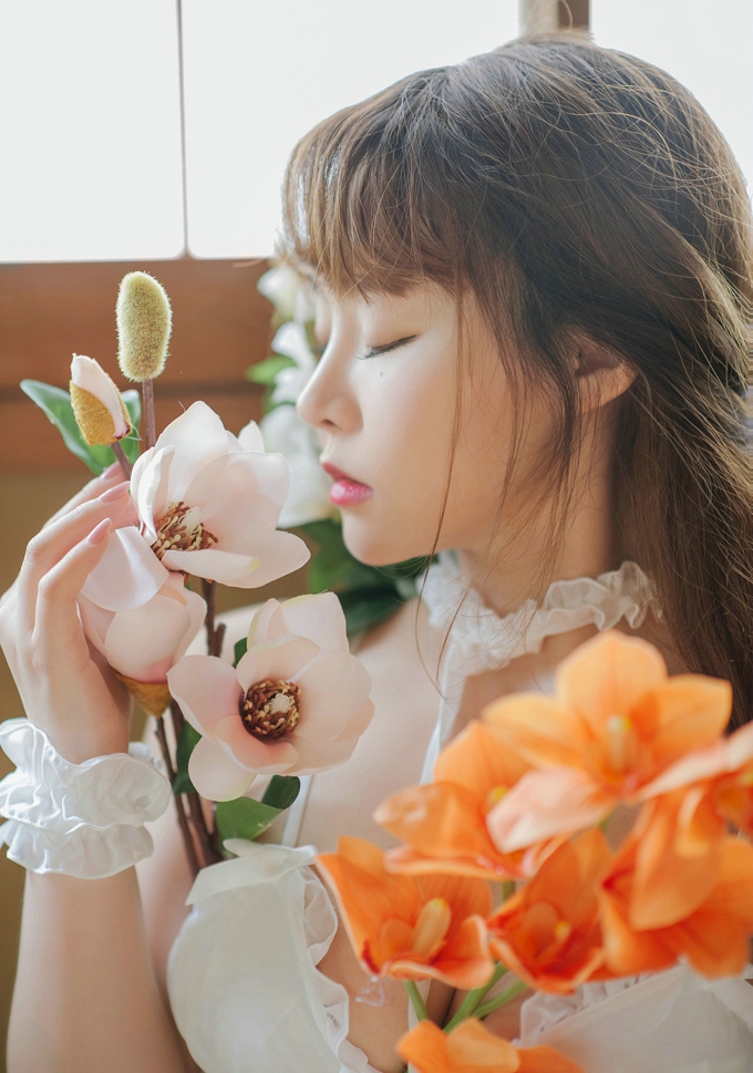 迷人美女柳侑绮花丛中白纱美少女白色蕾丝内衣诱惑写真