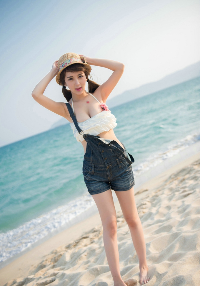 小潘鼠海边风情牛仔吊带装巨乳诱惑写真