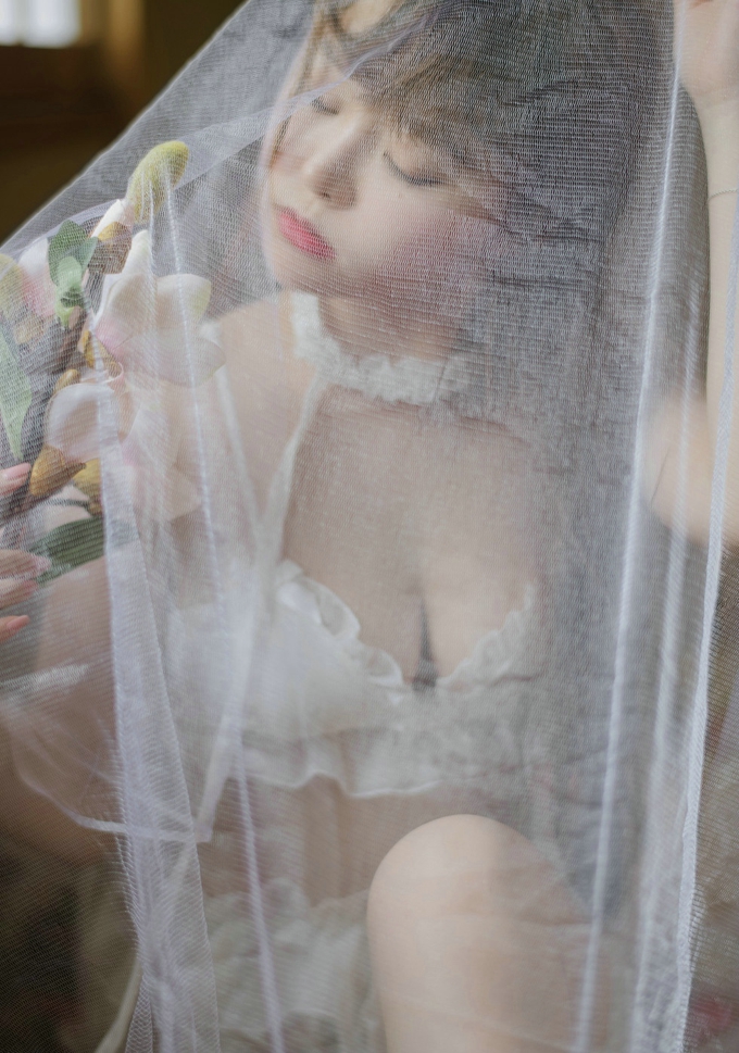 迷人美女柳侑绮花丛中白纱美少女白色蕾丝内衣诱惑写真