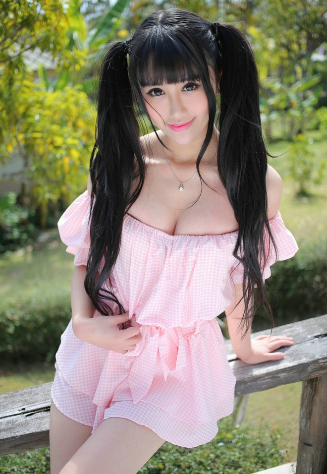性感女孩杨晓青儿户外迷人大奶挑逗写真