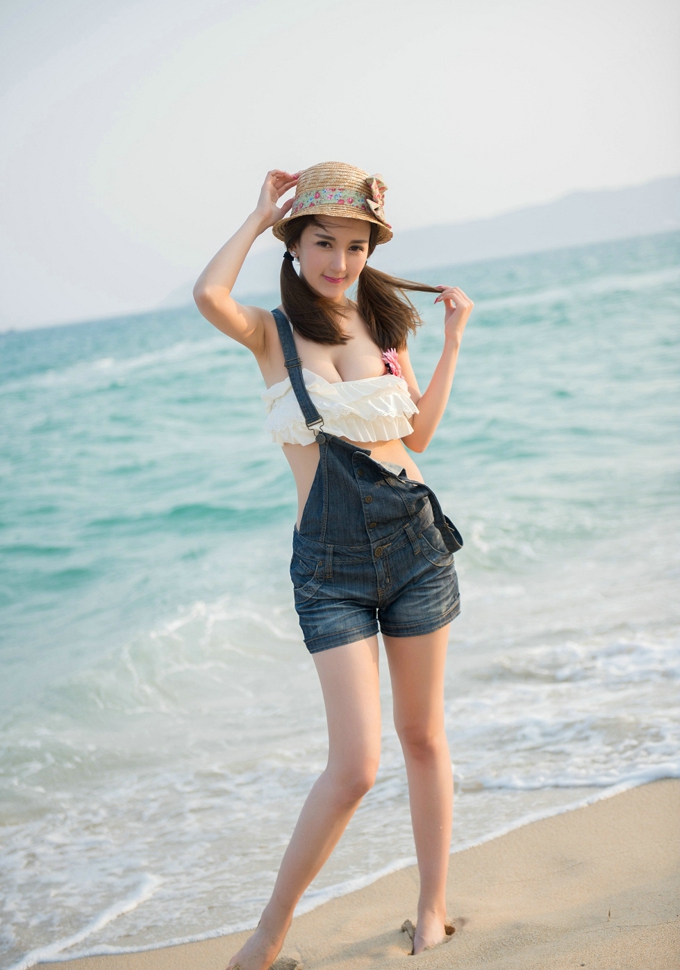 小潘鼠海边风情牛仔吊带装巨乳诱惑写真