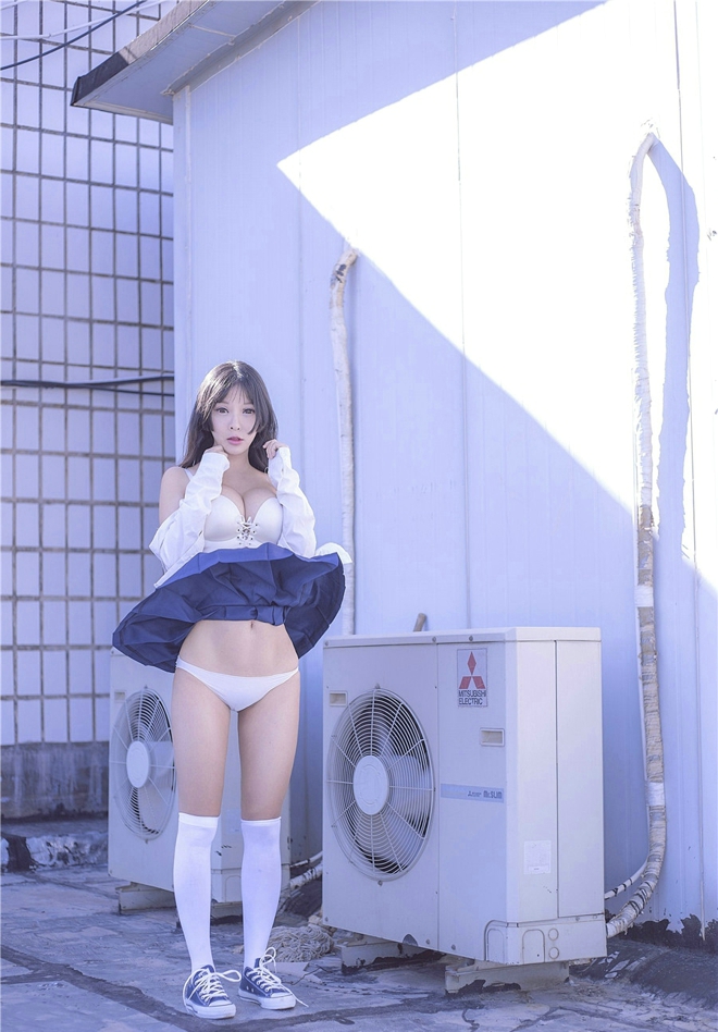 清纯学妹天台内衣大奶销魂妖娆诱惑写真