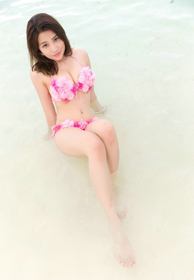 许诺沙滩边鲜花比基尼巨乳诱惑写真