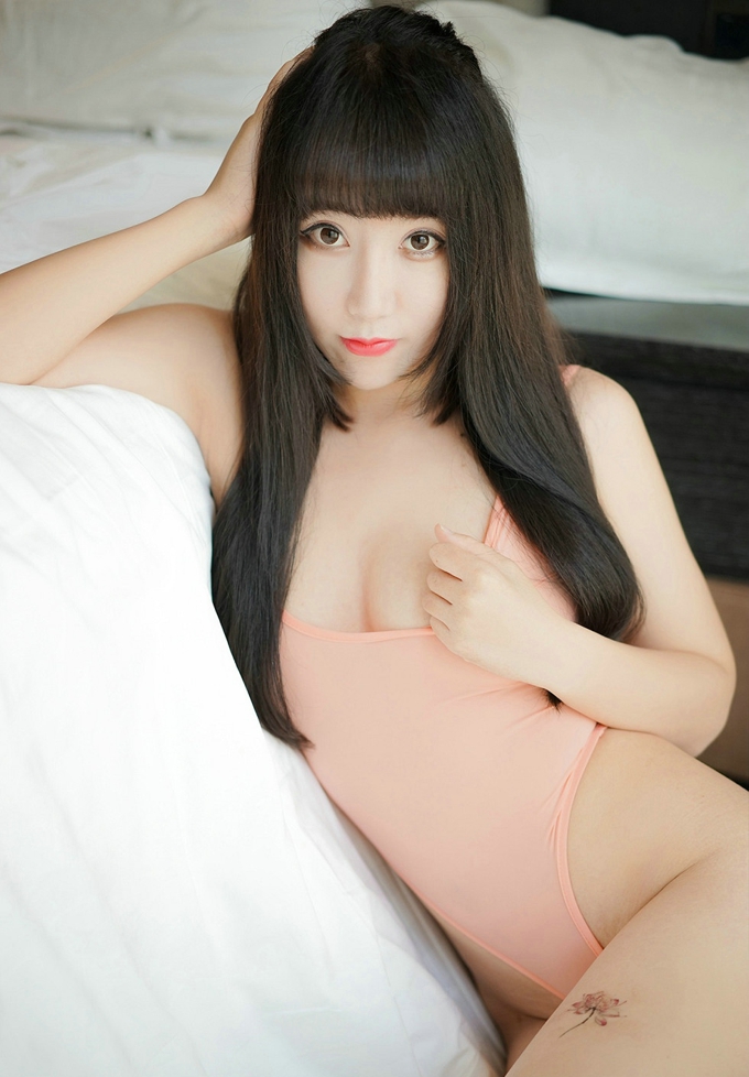 夏笑笑Summer粉色高叉连体内衣豪乳写真