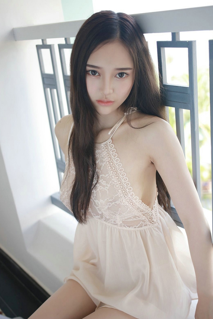 女神唐琪儿il心愿旅拍粉嫩蕾丝裙透视秀豪乳诱惑写真