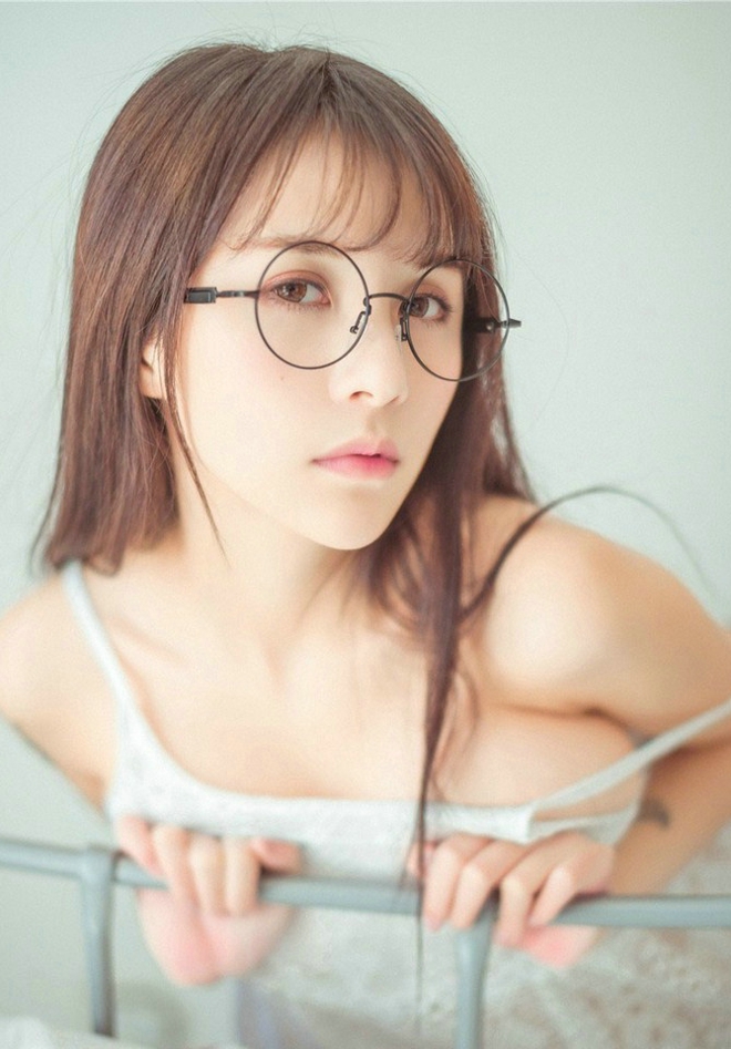 娇媚极品白色蕾丝尤物美女夏美酱床上写真