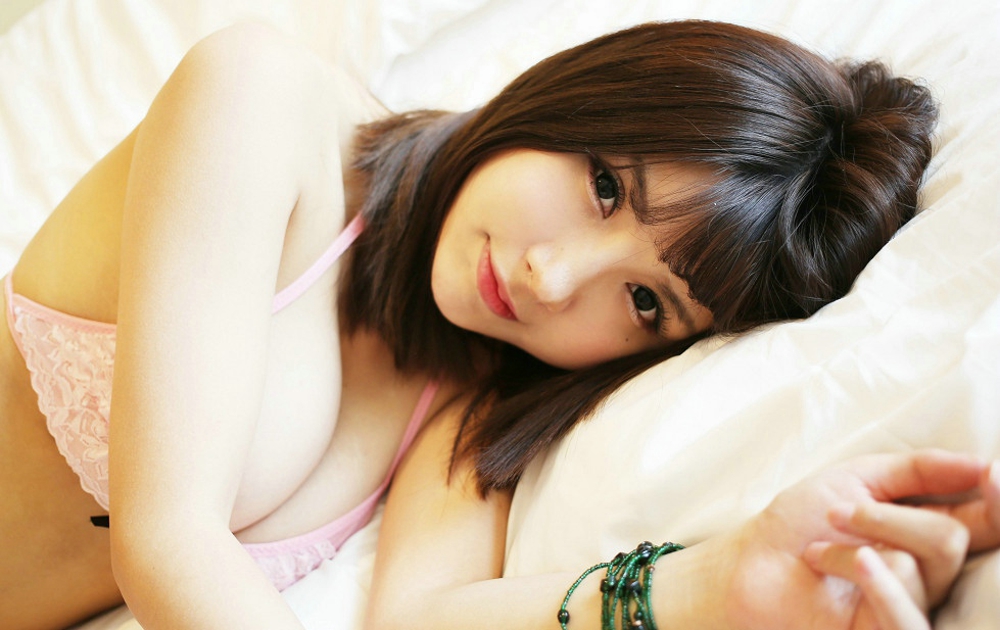 萝莉晓茜sunny居家床上粉红内衣秀豪乳撩人姿势诱惑写真