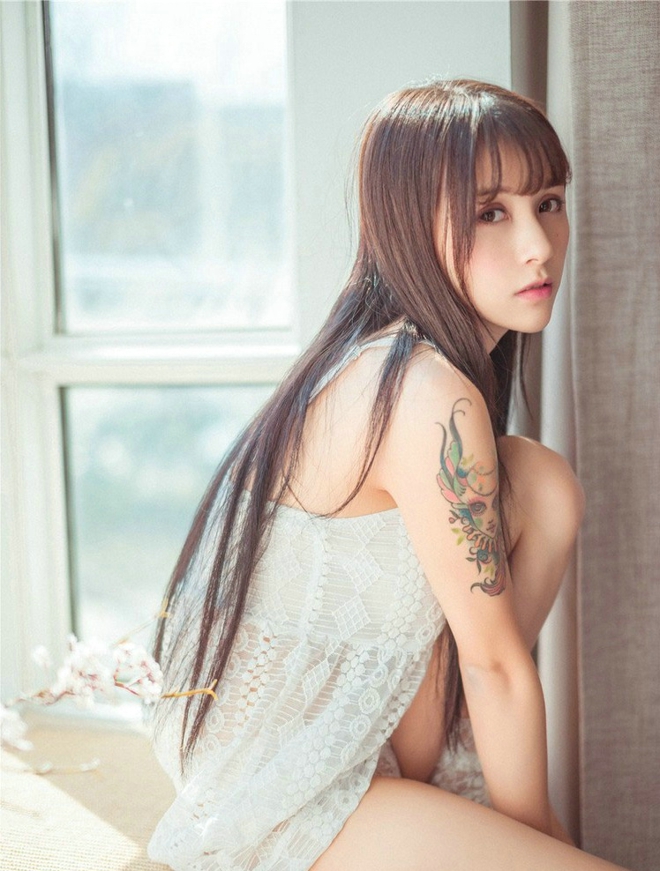 娇媚极品白色蕾丝尤物美女夏美酱床上写真