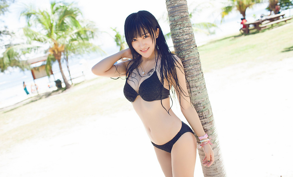 气质美女杨上萱性感比基尼海滩诱惑写真