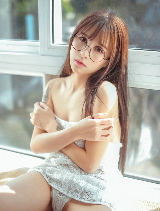 娇媚极品白色蕾丝尤物美女夏美酱床上写真