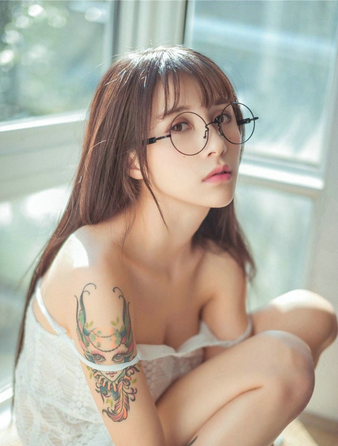 娇媚极品白色蕾丝尤物美女夏美酱床上写真