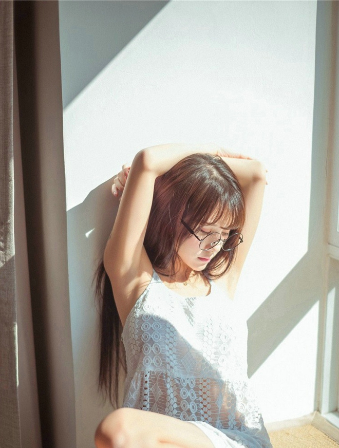 娇媚极品白色蕾丝尤物美女夏美酱床上写真