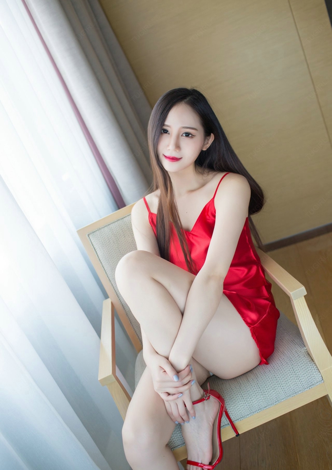 红色吊带裙诱惑美腿白嫩肌肤写真