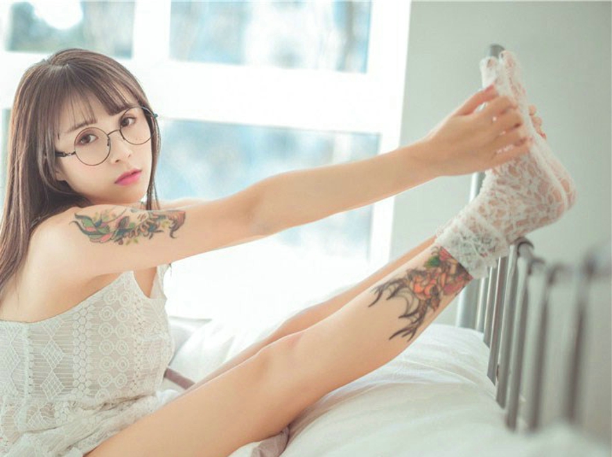 娇媚极品白色蕾丝尤物美女夏美酱床上写真