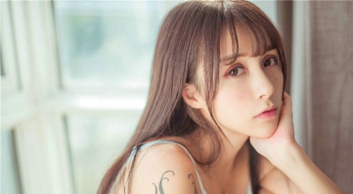 娇媚极品白色蕾丝尤物美女夏美酱床上写真