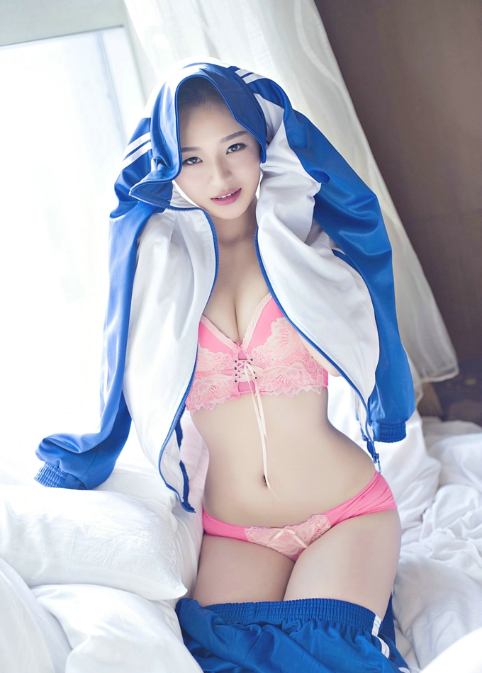 尤Una娜校服半脱性感美乳内衣诱惑迷人清纯娇嫩写真