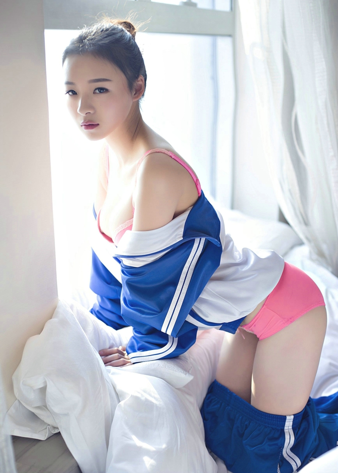尤Una娜校服半脱性感美乳内衣诱惑迷人清纯娇嫩写真