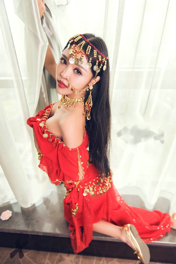 性感女神韩秀冉气质妩媚美腿写真