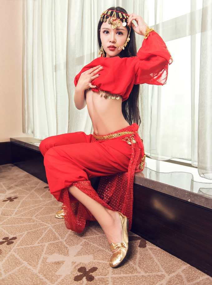 性感女神韩秀冉气质妩媚美腿写真