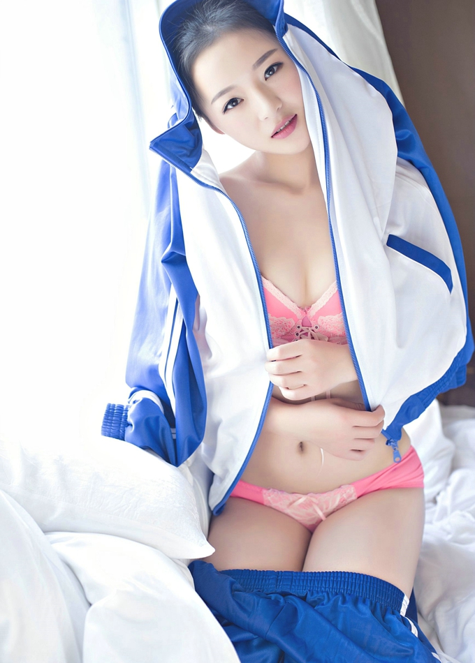 尤Una娜校服半脱性感美乳内衣诱惑迷人清纯娇嫩写真