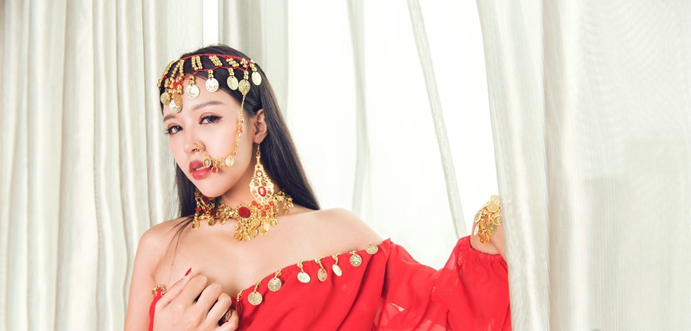 性感女神韩秀冉气质妩媚美腿写真