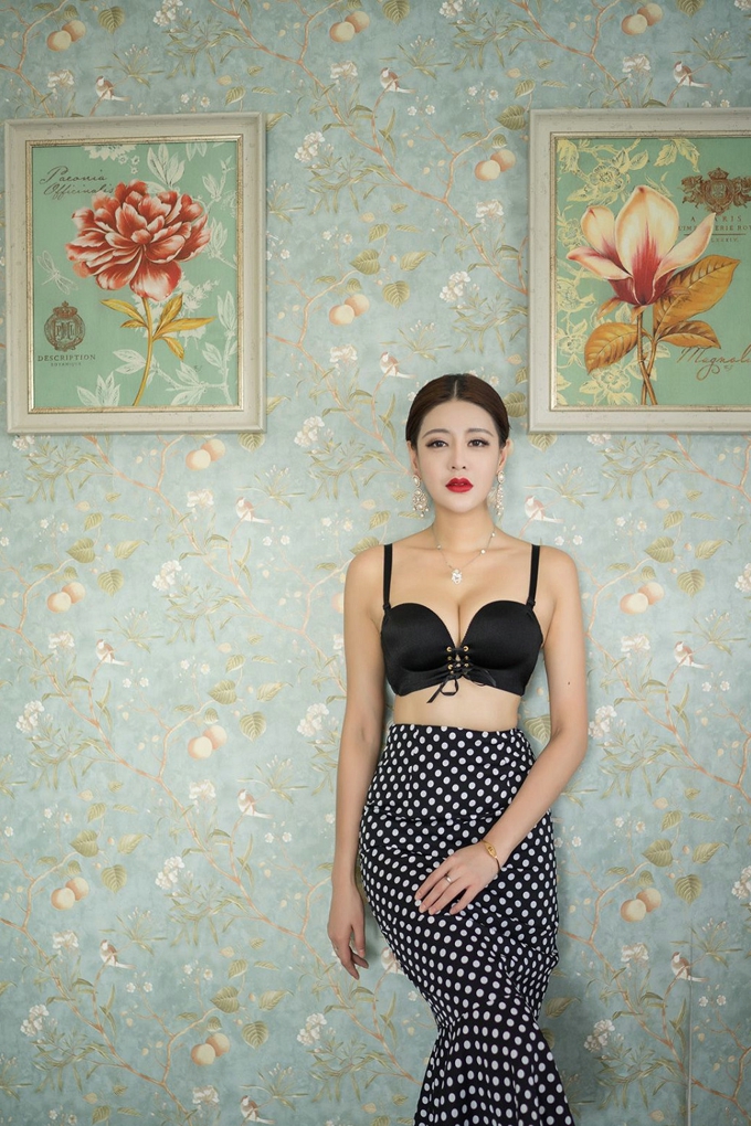 美女美希子诱惑内衣黑色大胸美腿妖娆身姿火辣写真