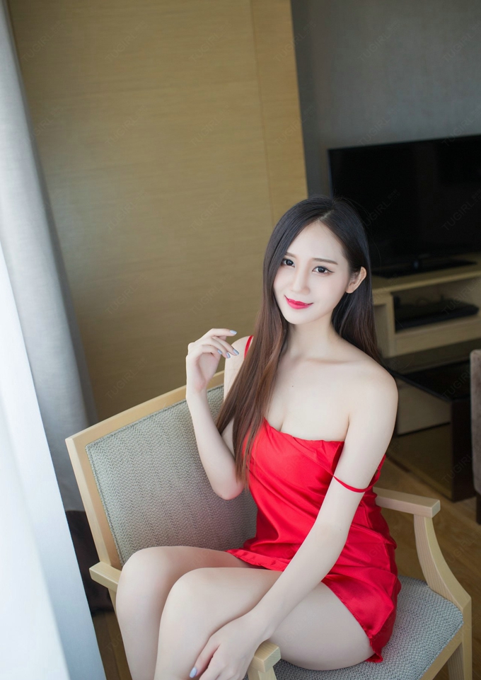 红色吊带裙诱惑美腿白嫩肌肤写真