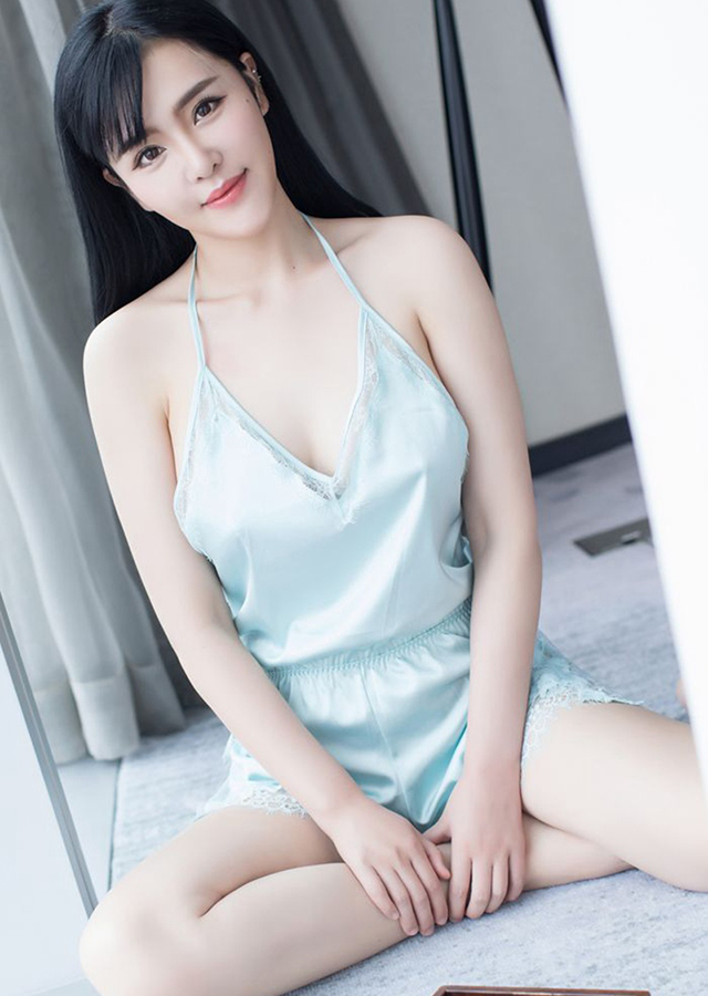 童颜妹子刘钰儿双峰高耸酥胸半露性感私房照