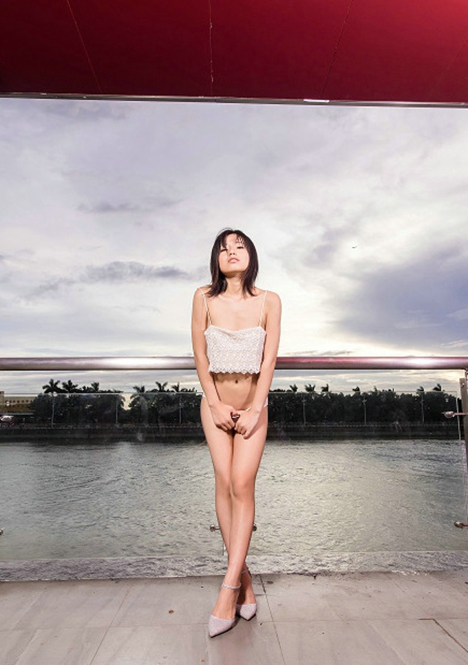 气质嫩模仓井优香诱惑性感白色吊带连衣裙迷人风情写真