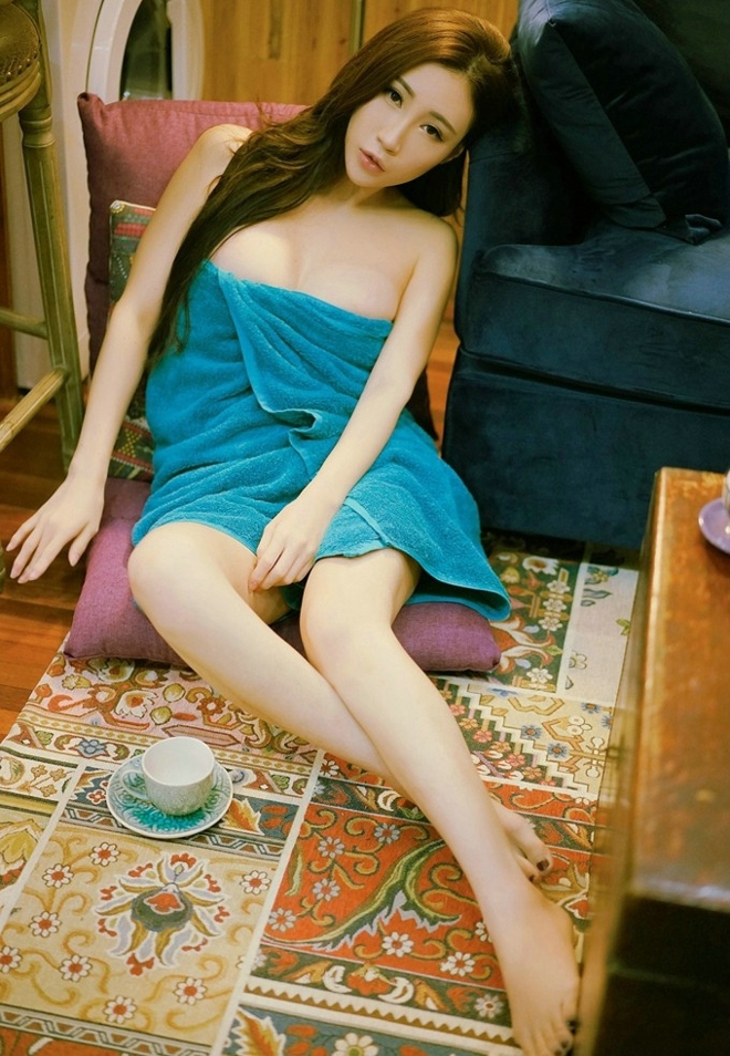 火辣娇媚大奶美女裹胸浴袍湿身真空销魂娇媚诱惑写真