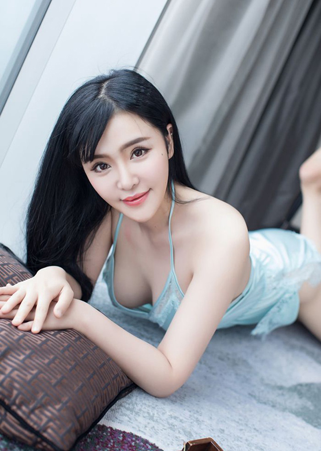 童颜妹子刘钰儿双峰高耸酥胸半露性感私房照