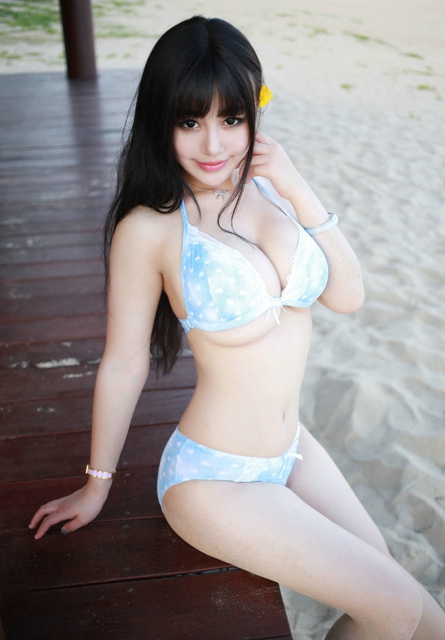 小清新美女可儿低胸秀美乳比基尼沙滩写真