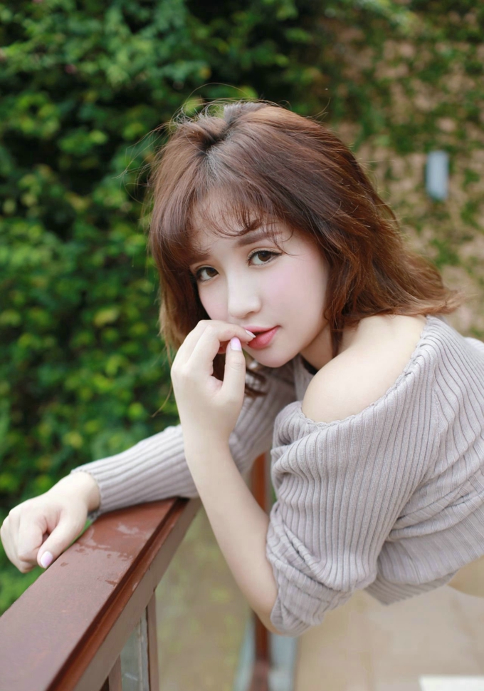 白嫩大奶诱惑翘臀迷人妩媚私房写真