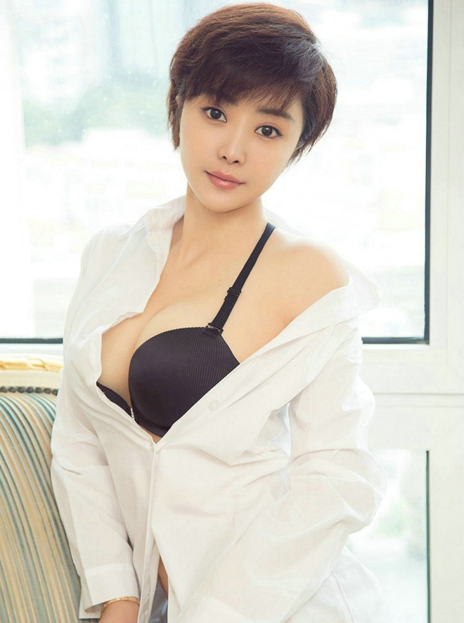性感短发尤物大奶娇媚诱人私房写真